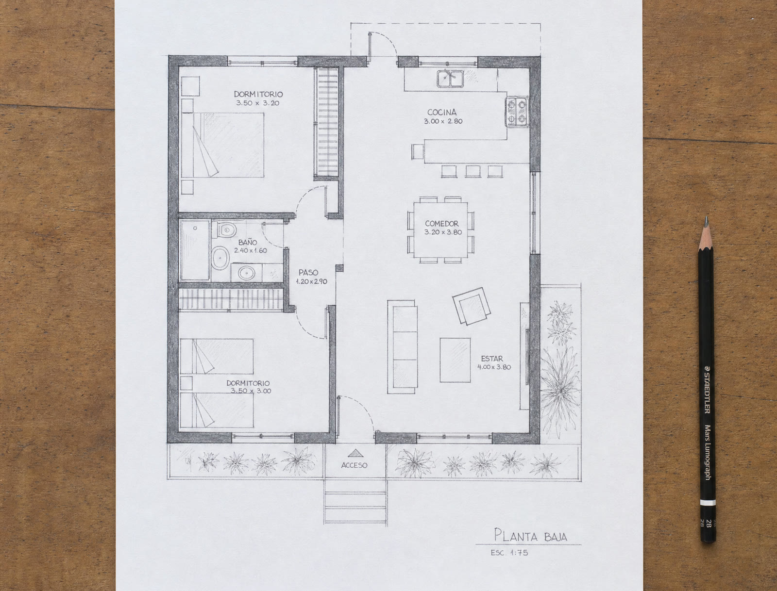 Plano de una vivienda dibujado a mano sobre papel, con las estancias y medidas anotadas.